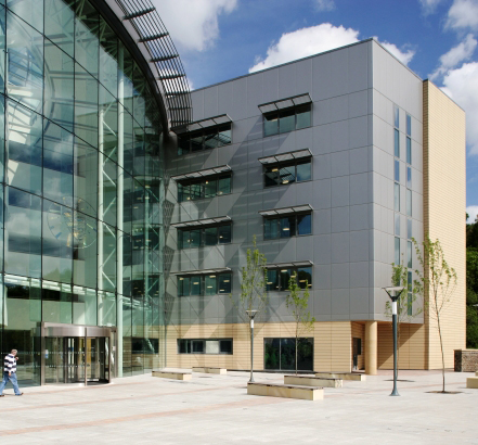 The curtain walling frontage and central atrium generate natural light within the building The curtain walling frontage and central atrium generate natural light within the building