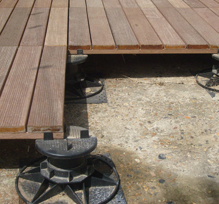 Paving slabs or timber tiles are suspended from the structural deck Paving slabs or timber tiles are suspended from the structural deck