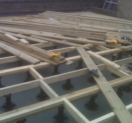 Adjustable supports with joist headpieces for timber battens Adjustable supports with joist headpieces for timber battens