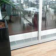 New vertical-rising blind for glass partition panels