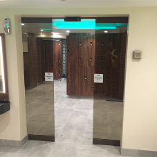 Automatic entrance doors for health club