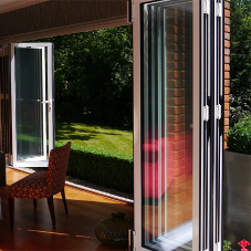 Super insulating glazing for bi-folding doors