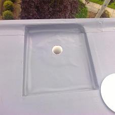 How is the number of rainwater outlets required to drain the roof calculated?