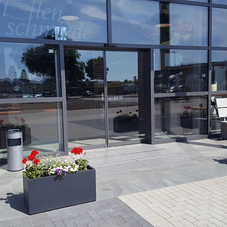 Welcoming entrance at Strullenschmiede with Eco automatic sliding doors
