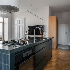 The Power of Green: HIMACS Maui Shapes a Renovated Vilnius Kitchen