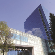 New mall atrium topped by large glazed roof system