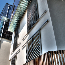 Flat Bar sliding shutter: the latest in solar control