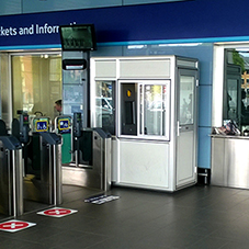 Glasdon kiosk at Reading station