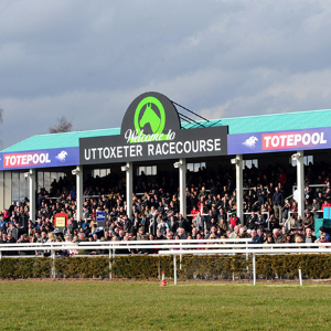 Uttoxeter Racecourse backs a cool winner with Daikin R32 splits