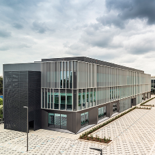 Exceptional quality granite aggregate paving supplied to ultra-modern office scheme