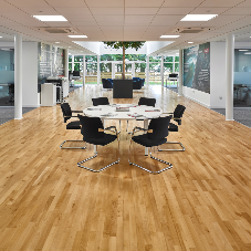 A light-coloured floor to aid daylighting