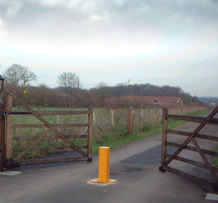 High-security entrance gates automated by concealed motors
