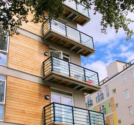 A structural, thermally-efficient connection from Schöck is used for the steel balcony to the composite slab at Foster House
